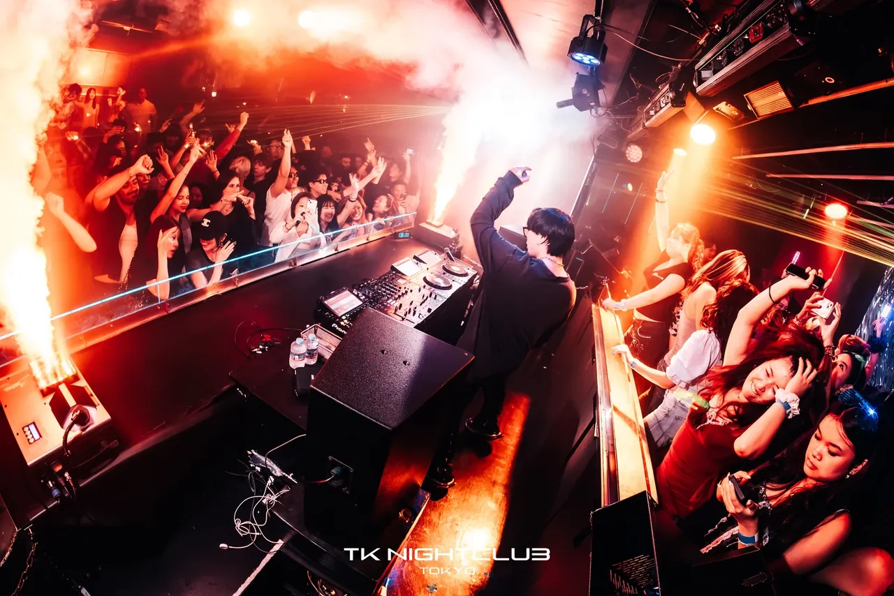 TK NIGHTCLUB MAIN FLOORのDJブースとダンスフロア